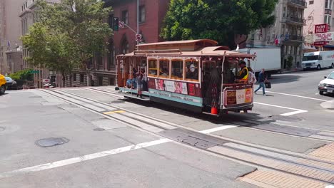 Cable-Car-stopping-on-intersection-to-let-passengers-off-in-San-Francisco,-California,-United-States