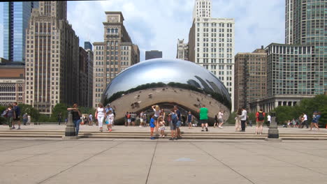 Time-lapse,-the-bean,-Cloud-Gate,-public-sculpture,-Chicago,-United-States,-Usa,-tourists,-people-outdoor,-buildings,-skyscrapers