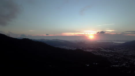 Dunkle-Panorama-Luftaufnahme-Der-Ländlichen-Dörfer-Hongkongs-Bei-Sonnenuntergang