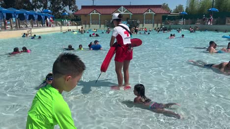 Rettungsschwimmer-Im-Einsatz-Während-Der-Hochsaison-Im-Schwimmbad-Im-Boomerang-Bay-Waterpark-In-Great-America