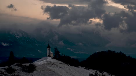 Zeitraffer-Des-Sonnenaufgangs-In-Slowenien-über-Der-Jamnik-Kirche,-Einer-Der-Schönsten-Kirchen-Europas