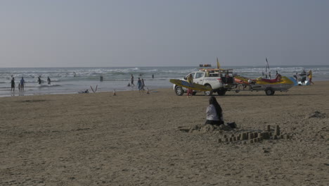 Beobachten-Sie-Die-Rettungsschwimmer-Beim-Einpacken-Nach-Einem-Anstrengenden-Wochenende-Am-Strand