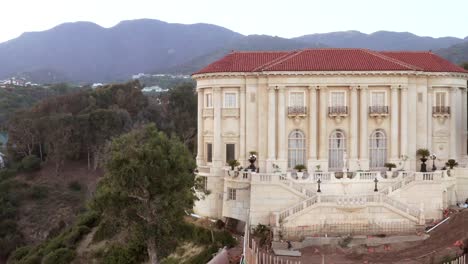 Drone-Aéreo,-Toma-Panorámica-Frente-Al-Museo-Getty-Villa,-En-Malibu,-California,-Sobre-La-Playa-De-La-Costa-Del-Pacífico