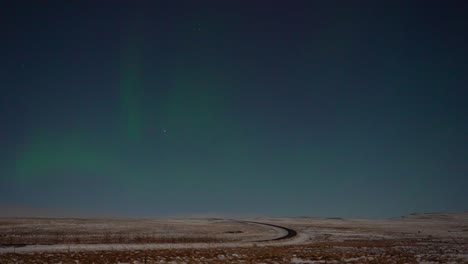 Bewegungszeitraffer-Zeigt-Nordlichter-–-Aurora,-Die-In-Einer-Kalten-Isländischen-Nacht-Hinter-Den-Wolken-Tanzt