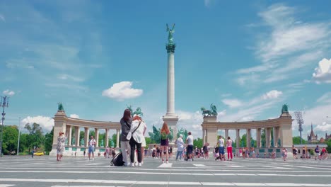 Budapest,-Heldenplatz-Am-Ende-Der-Andrássy-Allee-Und-Neben-Dem-Stadtpark,-Fortsetzung-Der-Aufnahme