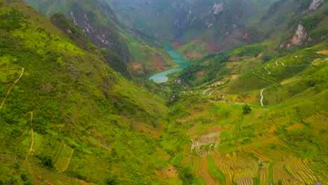 Aerial-dolly-forward-of-the-magnificent-Nho-Que-river-with-its-turquoise-blue-green-water-in-the-gorgeous-Ma-Pi-Leng-Pass-in-northern-Vietnam