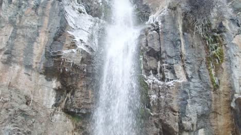 Kegety-Wasserfall-Im-Winter-In-Der-Nähe-Des-Ala-Too-Gebirges-In-Der-Nähe-Des-Kegety-Flusses-Eine-Großartige-Tageswanderung-An-Tokmok-Vorbei-Von-Bishek
