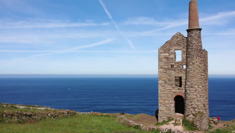 Touristen-Am-Berühmten-Standort-Der-Zinn--Und-Kupfermine-Poldark,-Bekannt-Als-Wheal-Leisure