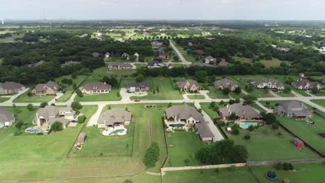 Este-Es-Un-Vuelo-Aéreo-Sobre-El-Vecindario-En-La-Parte-Sur-De-Double-Oak-Texas-Cerca-De-Simmons-And-Kings-Road