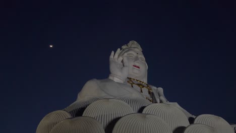 Dolly-In-MCU:-Großer-Weißer-Buddha-Schimmert-Unter-Dem-Vom-Mond-Beleuchteten-Nachthimmel