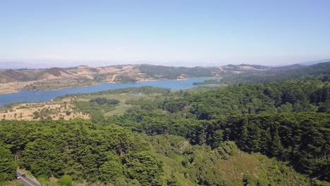 Luftaufnahme-Des-Crystal-Springs-Reservoirs-In-San-Mateo,-Das-Sich-Die-Hügel-Hinauf-Erhebt