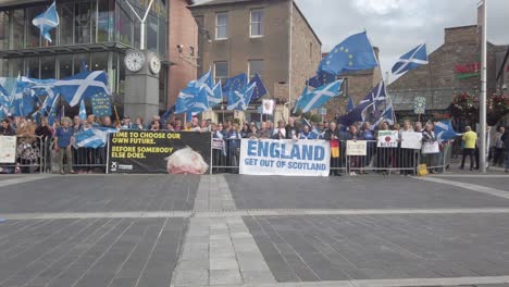 Manifestantes-Escoceses-Y-Sus-Banderas-Fuera-De-La-Sala-De-Conciertos-De-Perth,-Donde-Se-Lleva-A-Cabo-La-Campaña-De-Liderazgo-Tory