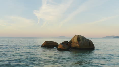 Wunderschöner-Luftdrohnenblick-Auf-Den-Sonnenuntergang-Großer-Felsen-Im-Meer