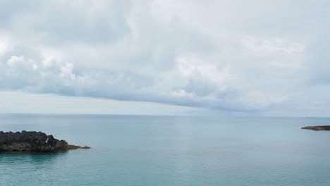 Ein-Bewölkter-Himmel-Mit-Sonnigen-Pausen,-Der-über-Das-Blaue-Wasser-Von-Bermuda-Scheint