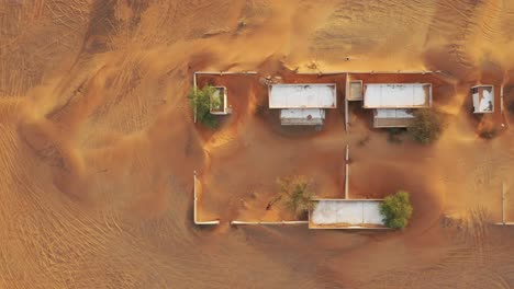 Luftaufnahme-Eines-Leeren-Verlassenen-Dorfes-Und-Von-Wüstensand-Bedeckter-Häuser-In-Der-Nähe-Von-Dubai