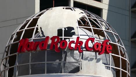 Rotierende-Weltkugel-Mit-Der-Aufschrift-„Hard-Rock-Café“-In-San-Antonio,-Texas