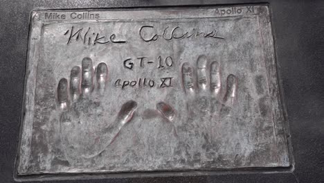 La-Huella-De-La-Mano-Y-La-Firma-Del-Astronauta-De-La-Nasa-Michael-Collins-En-El-Monumento-Al-Parque-Space-View