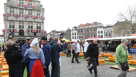 Marktplatz-Mit-Spaziergängern-Während-Der-Käsemesse