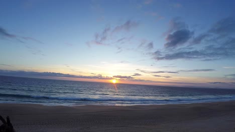 Zeitraffer-Am-Portugiesischen-Strand-Bei-Sonnenuntergang