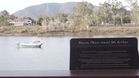 Mit-Blick-Auf-Boote-Im-Fitzroy-River-Mit-Mount-Archer-Im-Hintergrund