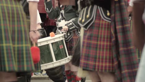 Schottische-Band,-Die-Musik-Beim-Straßenfest-Spielt