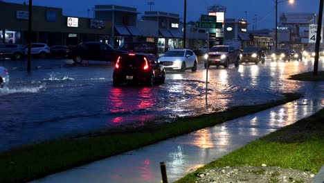 Coche-Dando-La-Vuelta-Bajo-Fuertes-Lluvias-Y-Carreteras-Inundadas