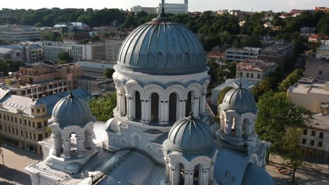 Toma-Aérea-Alrededor-De-La-Cúpula-Principal-De-La-Iglesia-De-San-Miguel-En-Kaunas,-Lituania