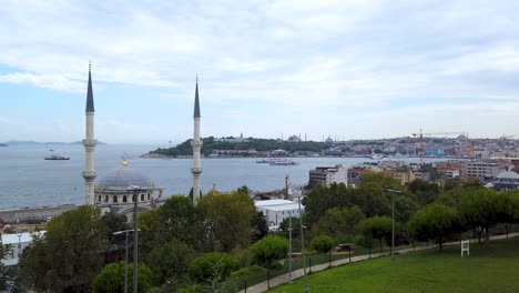 Zeitlupe:-Sommerlandschaftsansicht-Der-Stadt-Istanbul,-Des-Bosporus-Und-Der-Europäischen-Seite-In-Istanbul,-Türkei