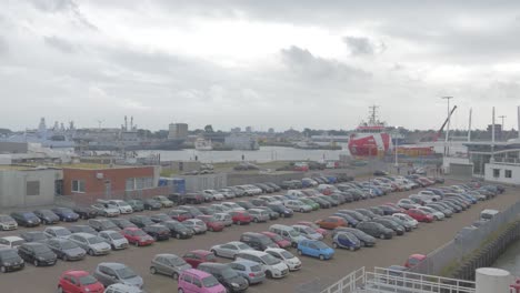 Hohe-Aufnahme-Eines-Schiffes-Und-Eines-Parkplatzes-In-Einem-Hafen