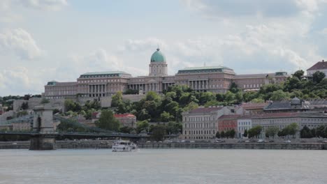 Stehende-Aufnahmen-Von-Der-Seite-Von-Buda-Und-Der-Budaer-Burg-Mit-Weniger-Wasserverkehr-In-Budapest