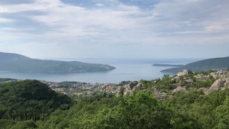 Vista-Sobre-El-Mar-Y-La-Ciudad-Costera-De-Herceg-Novi-En-Montenegro