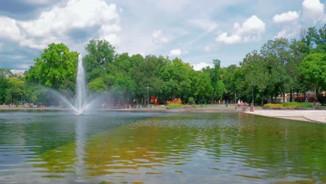 Városligeti-Lake-City-park,-the-other-side-of-the-park,-fountain