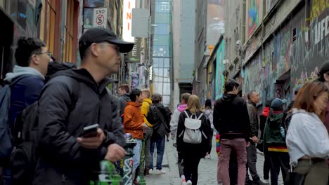 Tourists-visiting-graffiti-artwork-in-Hosier-Lane-Melbourne-CBD