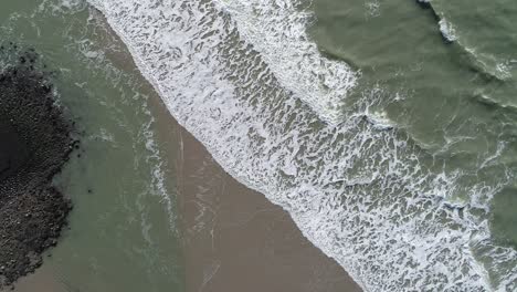 Strandwellen-Im-Niederländischen-Himmel,-Drohnenansicht,-Vögel,-Fliegende-Dünen