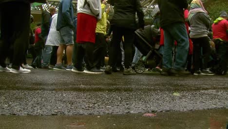 Varias-Personas-Caminando-Bajo-La-Lluvia