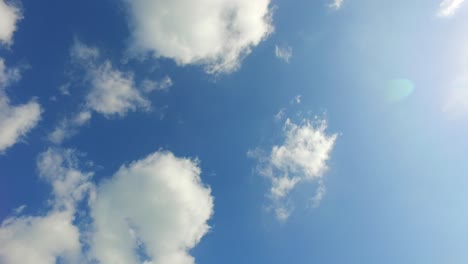 Friedlicher-Himmel-Mit-Gefrorenen,-Wunderschönen-Weißen-Wolken-Am-Leuchtend-Blauen-Himmel,-Gesehen-An-Heißen-Sommertagen,-Kopierraumtextur