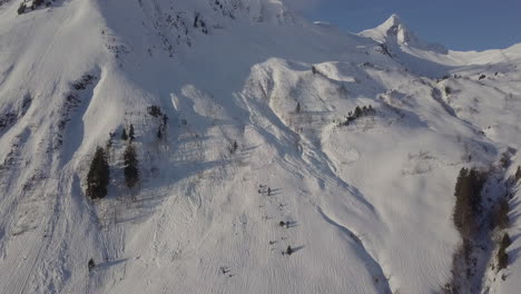 Drohne-Fliegt-In-Richtung-Schneebedeckter-Berg