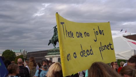 Menschen-Halten-Freitags-Ein-Schild-Mit-Der-Aufschrift-„Auf-Einem-Toten-Planeten-Gibt-Es-Keine-Arbeitsplätze“-Für-Zukünftige-Proteste-Gegen-Den-Klimawandel