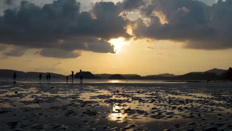 Kaukasische-Familie-Spielt-Am-Strand-Von-Ao-Nang,-Während-Die-Sonne-Untergeht,-Und-Verbringt-Zeit-Als-Familie-Im-Urlaub-In-Krabi,-Thailand