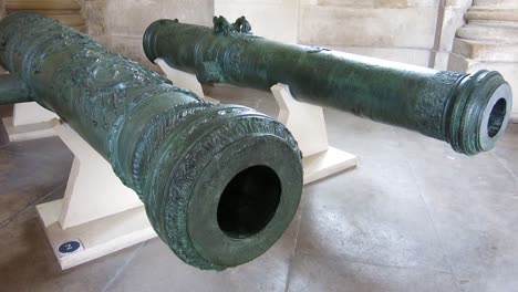 Static-shot-of-two-old-war-cannons-in-the-Army-Museum,-Paris,-France