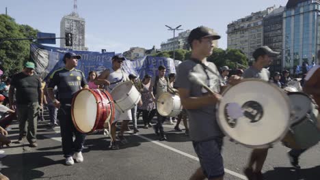 Peaceful-Protest-in-Buenos-Aires-during-daytime,-Avenida-Nueve-de-Julio