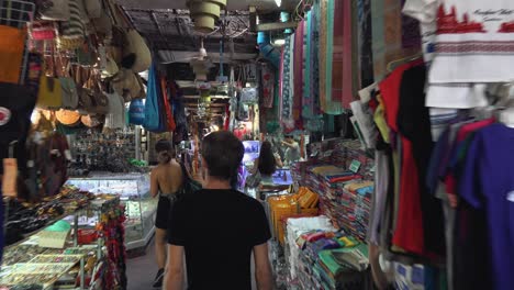 Turista-Masculino-Explorando-Las-Tiendas-Del-Antiguo-Mercado