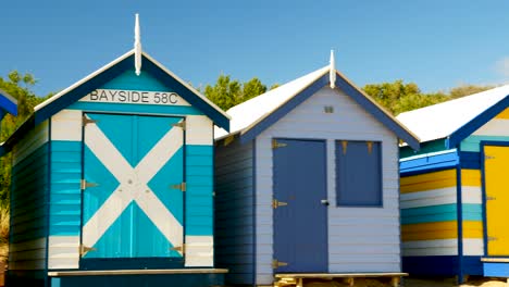 Mädchen-Liest-Buch-In-Brighton-Bathing-Boxes,-Melbourne,-Australien.-Bringon-Bathing-Boxes,-Melbourne