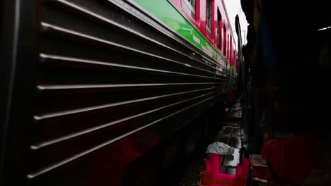 Un-Emocionante-Viaje-En-Tren-Al-Mercado-Ferroviario-De-Mae-Klong