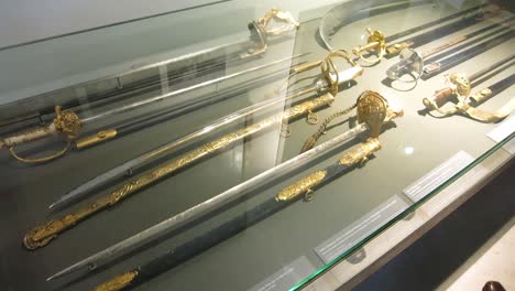 Expositor-De-Espadas-En-El-Museo-Del-Ejército,-París,-Francia