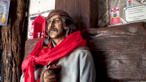 Estatua-De-Gauchito-Gil-De-Pie-En-Un-Santuario-En-El-Barrio-De-Chacarita,-Buenos-Aires