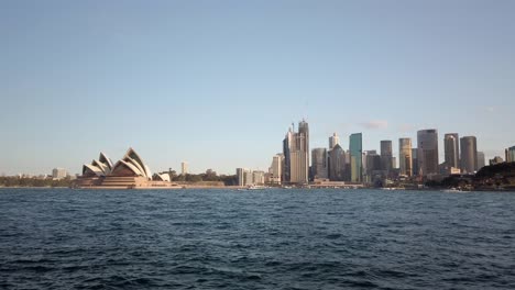 Wunderschönes-Schwenken-Und-Nahaufnahme-Der-Sydney-Harbour-Bridge-Unterhalb-Der-Brücke-Bei-Sonnenuntergang