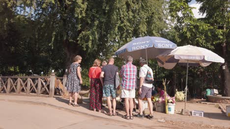 Un-Grupo-De-Turistas-Comprando-Comida-Callejera