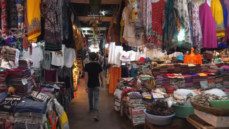 Turista-Masculino-Explorando-Los-Puestos-Del-Antiguo-Mercado
