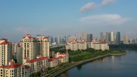 Luftdrohnenaufnahme-Von-Costa-Rhu-Mit-Skyline-Hintergrund-Von-Singapur